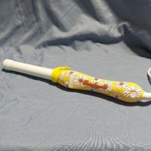 Beachwaver S1.25 Cassidy Blackwell Self-Love Daisy Rotating Curling Iron